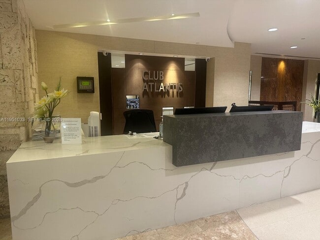 Building Photo - 2555 Collins Ave