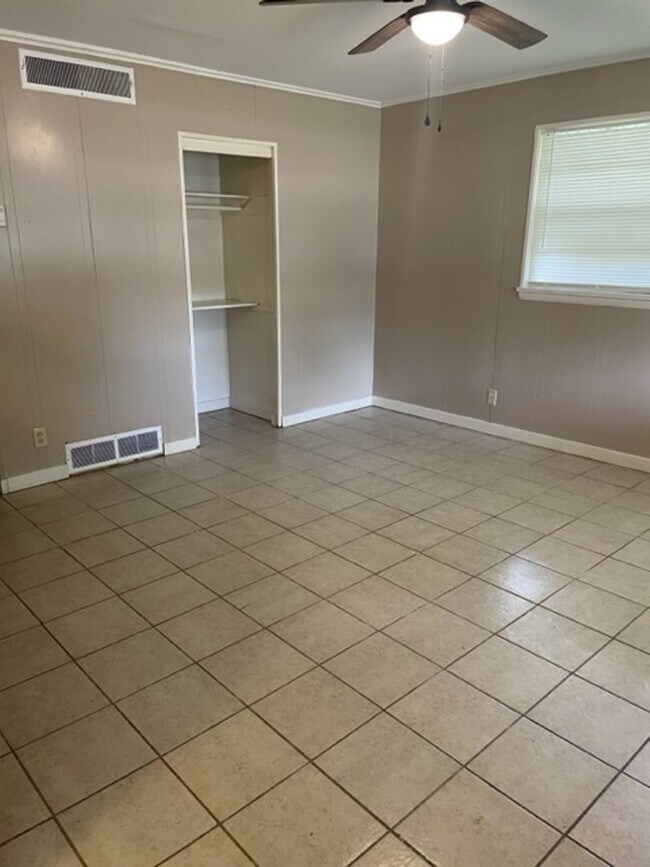 Building Photo - 411 Lindenwood Dr