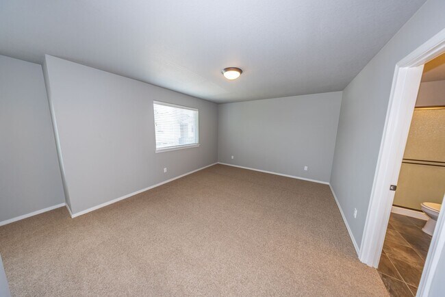 Building Photo - Three bedr townhouse in Orchards - Central AC