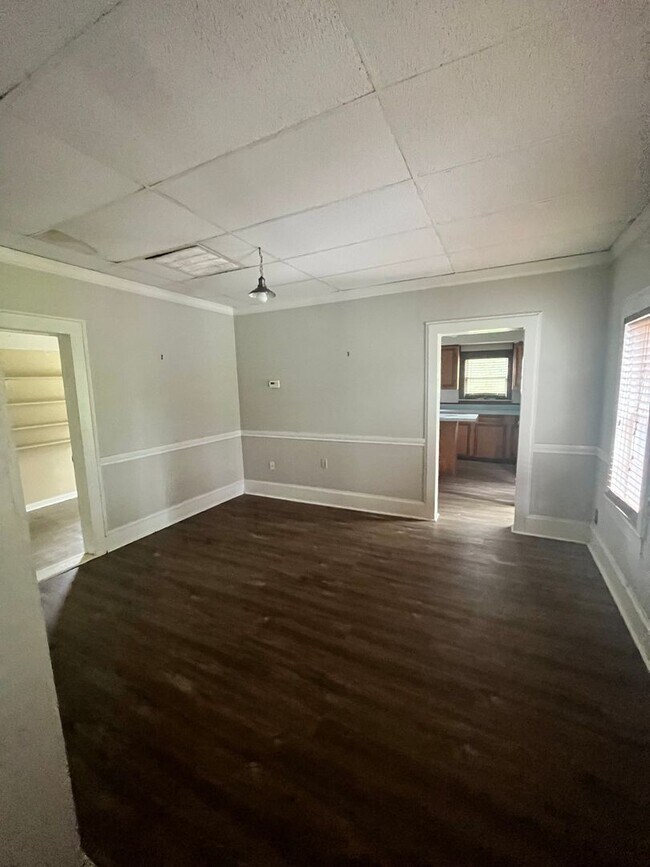 Building Photo - Beautiful 3/2 Farmhouse on Acreage