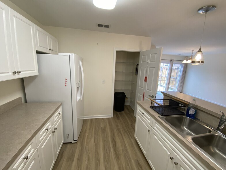 Building Photo - 1041 Bridgeport Way