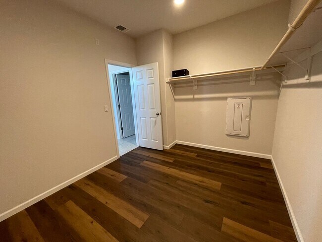 Building Photo - 427 Avignon Way