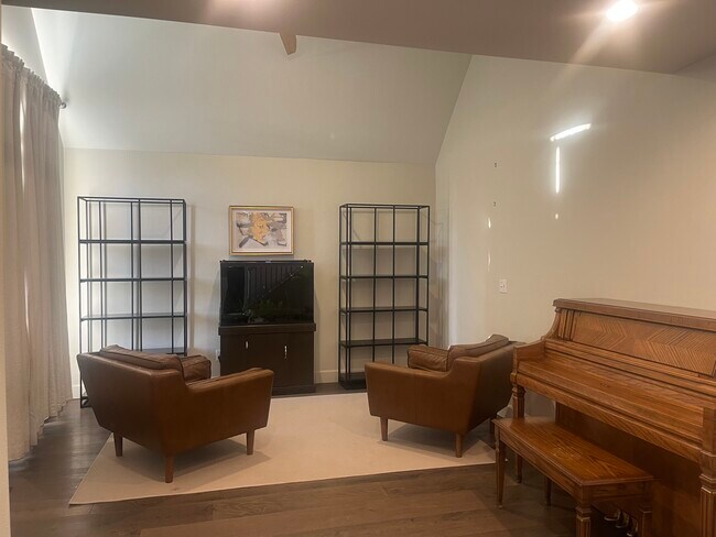 Building Photo - 648 E Maberry Dr