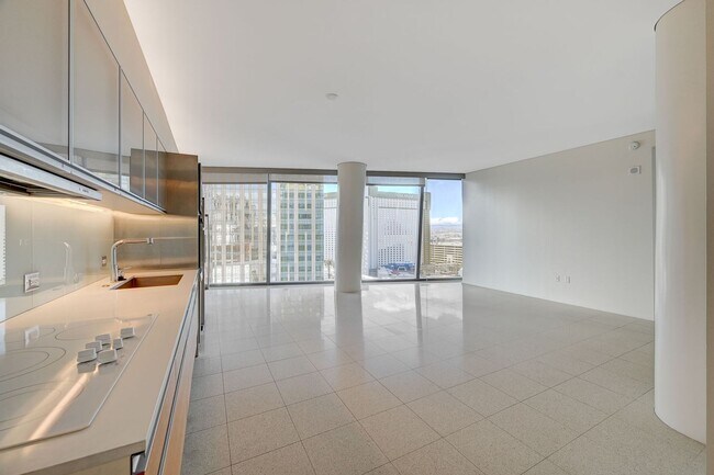 Building Photo - Veer Towers 1412E-Strip Views from this Corner 1Bd Residence