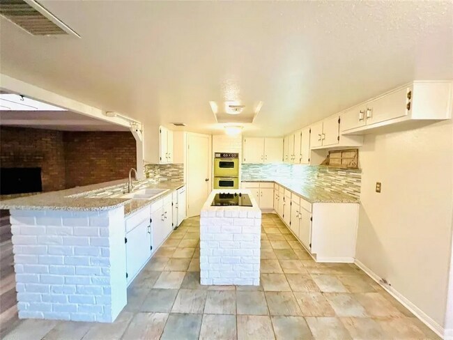 Building Photo - 7014 Woodfern Dr