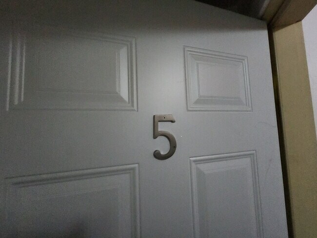 Building Photo - Updated Upper Level Apartment, Kaukauna