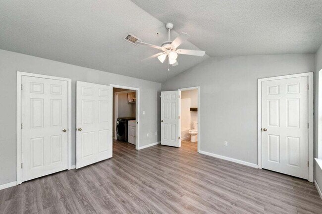 Building Photo - Charming 3-Bed, 2-Bath Townhome!