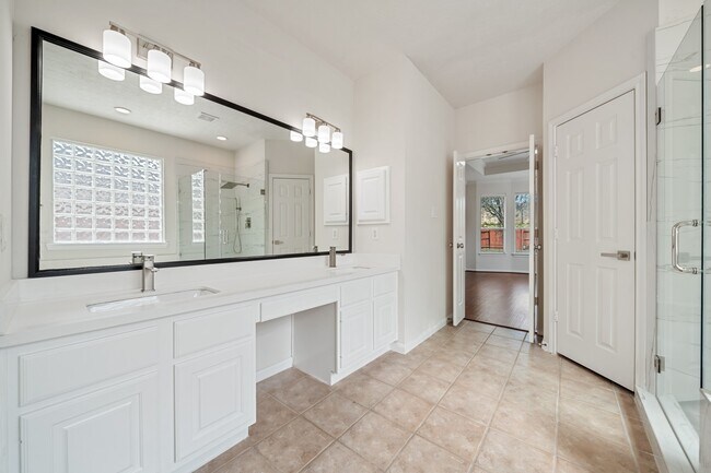 Building Photo - 6214 Laguna Del Rey Dr