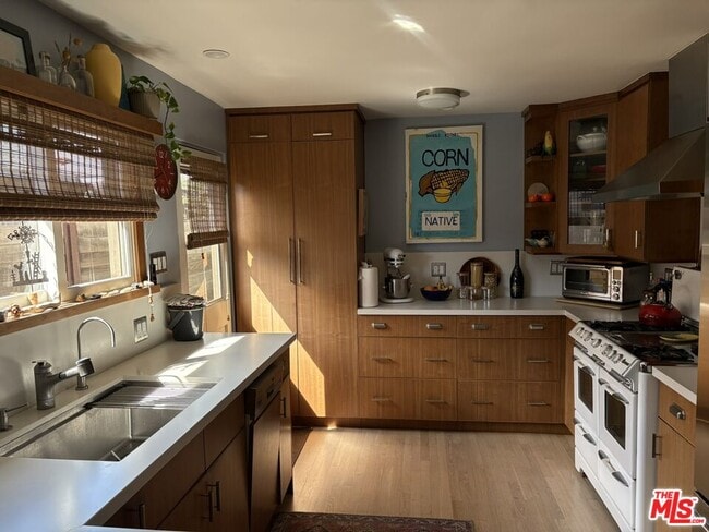 Building Photo - 737 Broadway St