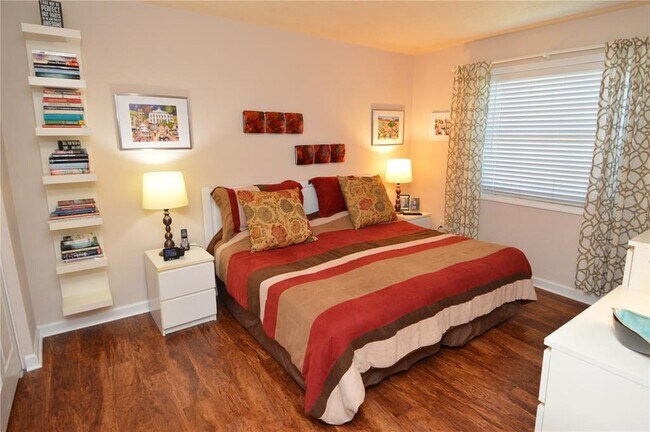 Building Photo - 3889 Pompano Dr SE