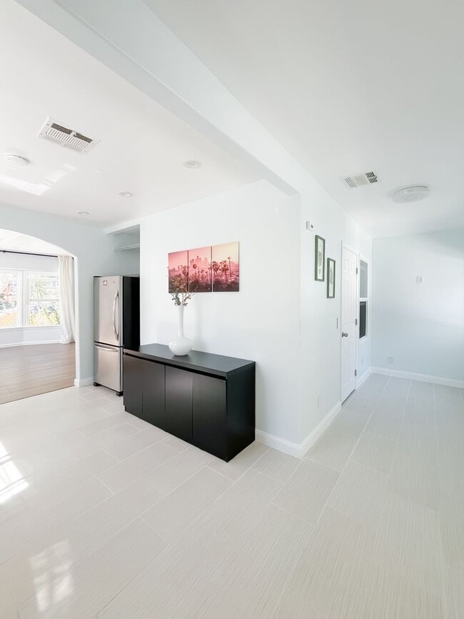 Building Photo - Charming Stand-Alone Home - 3BR/1BA with Parking