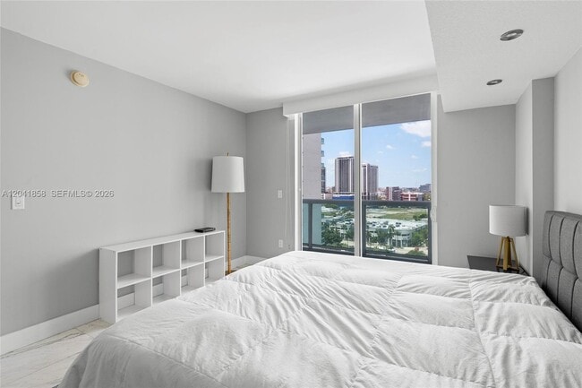 Building Photo - 1800 N Bayshore Dr
