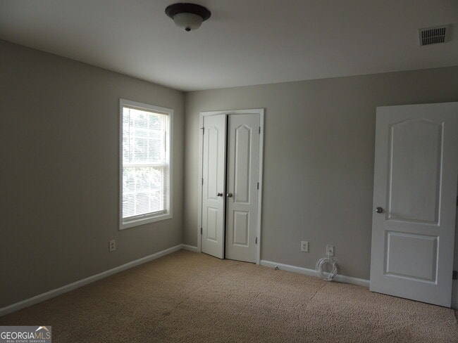 Building Photo - 450 MacLand Dr