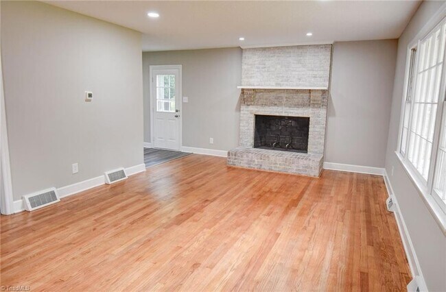 Building Photo - 318 Collinwood Dr