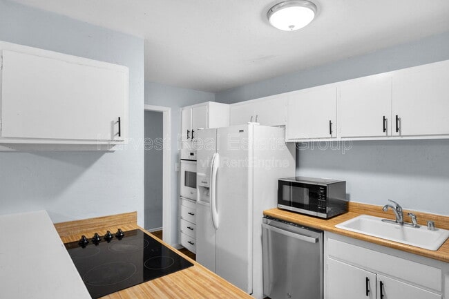 Building Photo - 25049 Willimet Way