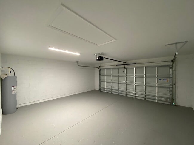 Building Photo - Desirable SW Ocala Neighborhood, 3/2/2 **W...