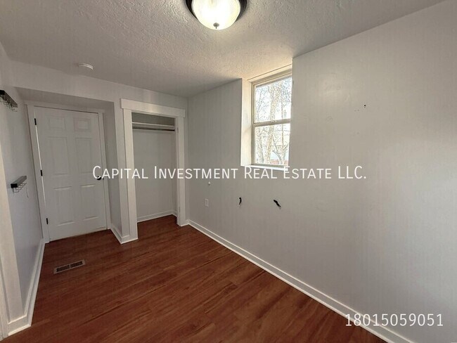 Building Photo - 1386 S 900 W