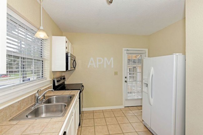 Building Photo - Gillespie Park Charming and Updated Cottage