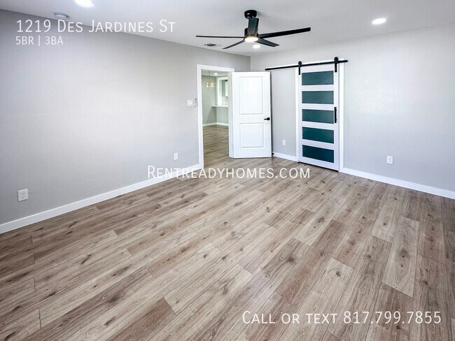 Building Photo - 1219 Des Jardines St
