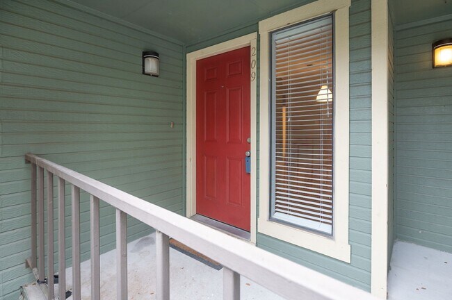 Building Photo - Second Floor, Corner Condo Unit - Move In Ready!