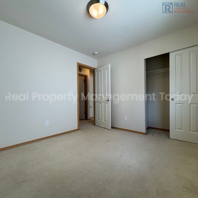 Building Photo - 3 Bedroom With Large Bonus Room!