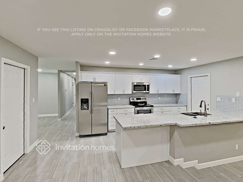Building Photo - 2440 E Manhatton Dr
