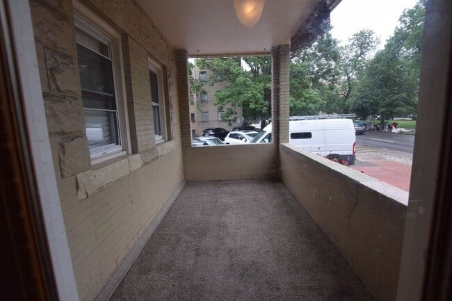 Building Photo - Spacious, Beautiful 1 Bed/1.5 Bath Condo i...