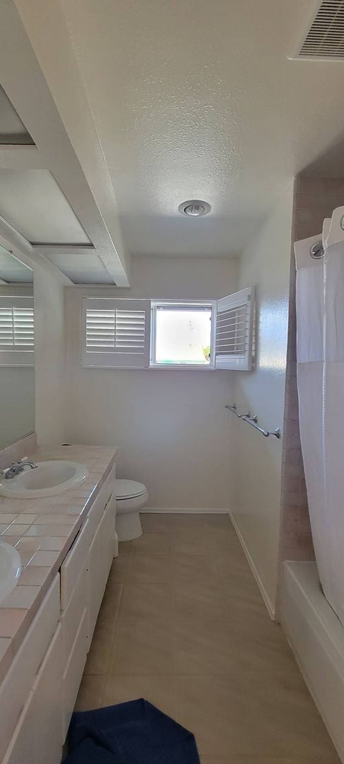 Building Photo - Lovely 4 Bedroom home in UTC  with large b...