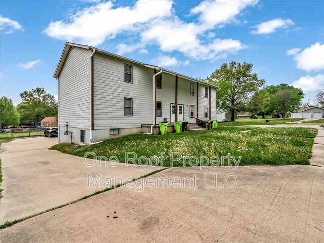 Building Photo - 1911 Chateau Dr