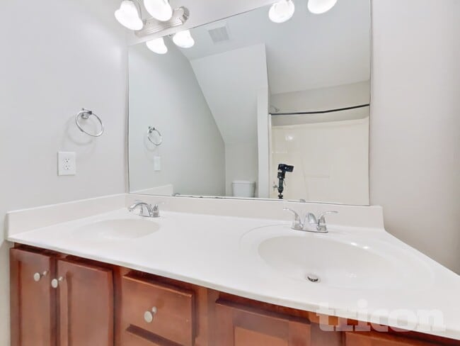 Building Photo - 220 Advance Dr