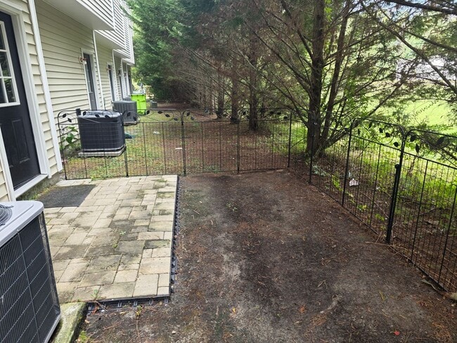 Building Photo - 3 bedroom 3 bath townhouse with one car ga...
