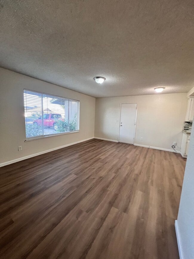 Building Photo - Pretty 3 bedroom 2 bath home in Modesto