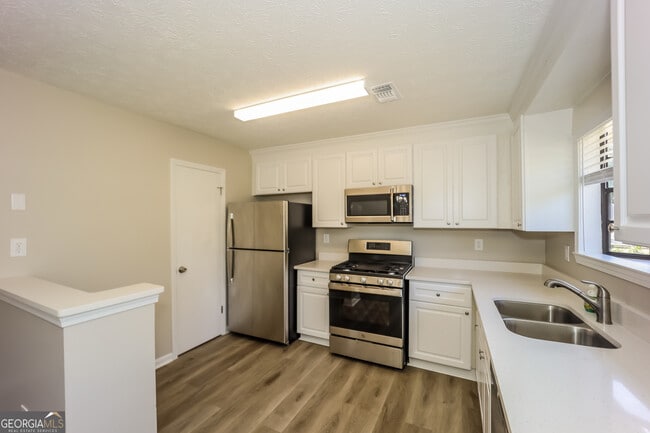 Building Photo - 252 Windemere Way