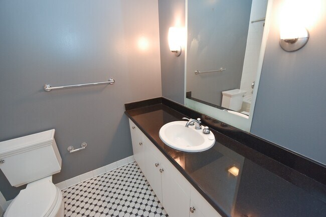 Building Photo - 915 Franklin St