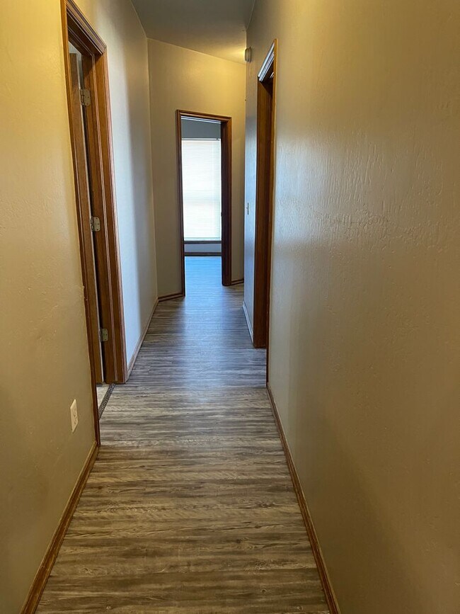 Building Photo - Three Bedroom in Norman with new hardwood ...