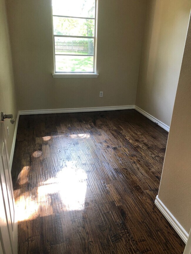 Building Photo - 3 Bedroom / 1.5 Bath / Large Fenced Backyard