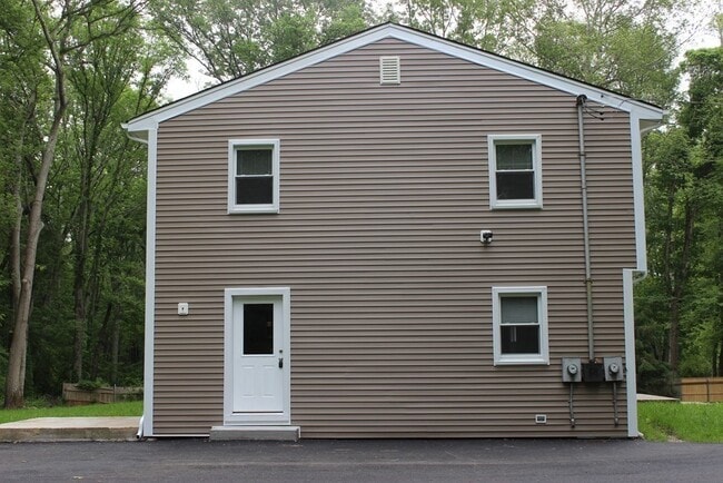 Building Photo - 48 Colonial Way