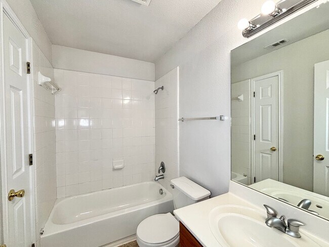 Building Photo - Spacious 3 bedroom home!