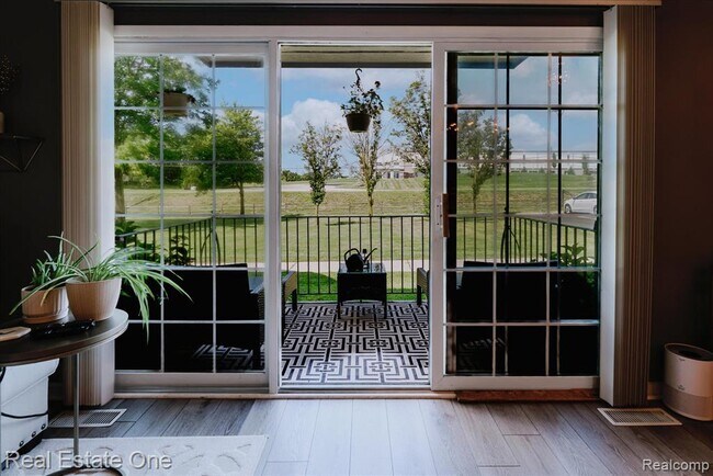 Building Photo - 430 Fox Hills Dr S