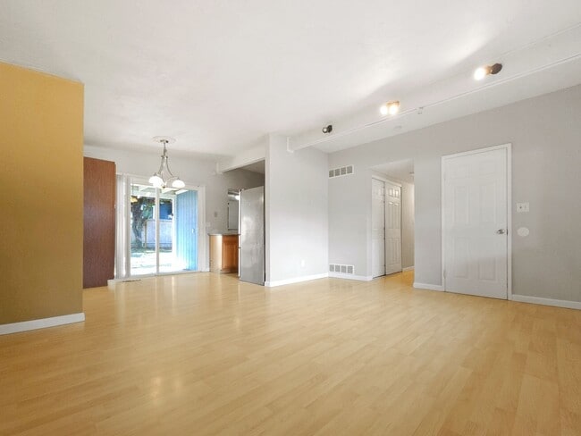 Building Photo - Bright Rambler in Prime Location