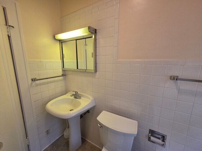 Building Photo - Charming 2-bedroom, 2-bath home