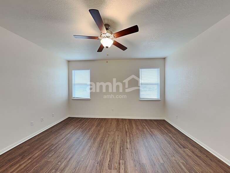 Building Photo - 413 Pebble Bend
