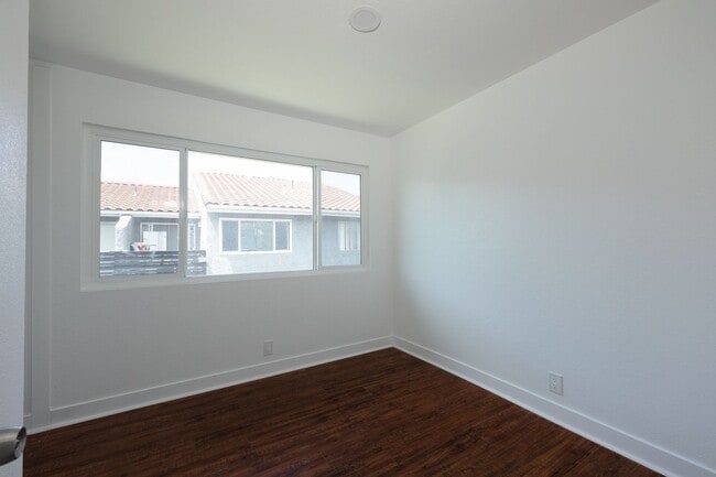 Building Photo - 2 Bedroom + 1.5 Bathroom Condo | Fashion Park Oxnard | Unfurnished