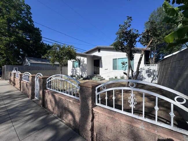Building Photo - Charming 3-Bedroom Home with 2-Car Garage & Driveway Parking in North Long Beach