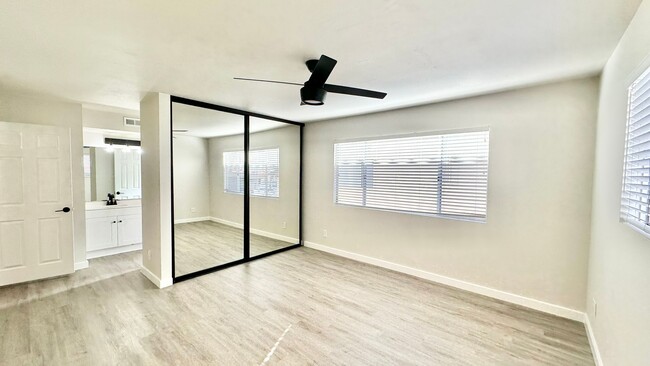 Building Photo - Darling Upstairs Unit Condo in Private HOA...