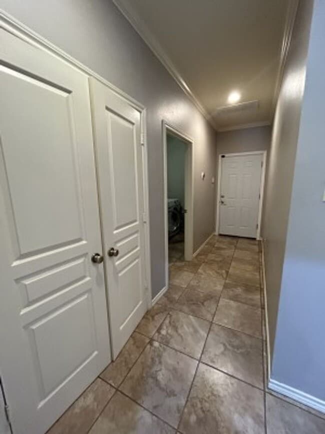 Building Photo - 617 Huntwick Ln