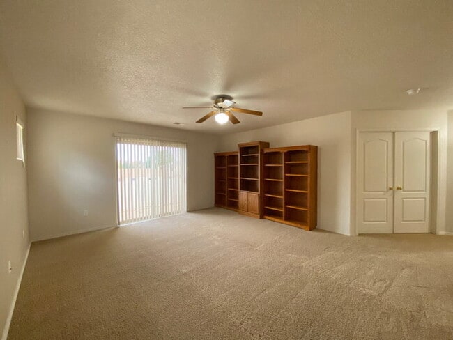 Building Photo - Large 5BR/2Story w/Balcony - Northern Meadows