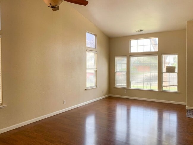 Building Photo - 4 Bedroom Home in Hollister