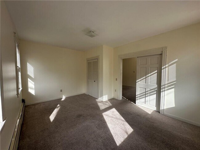 Building Photo - 6 Russell Ave