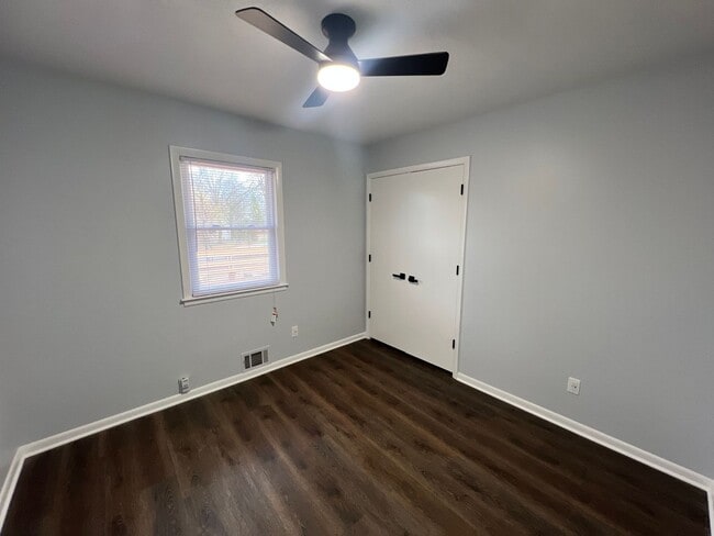 Building Photo - Move-In Ready 6-Bedroom Home in Raytown